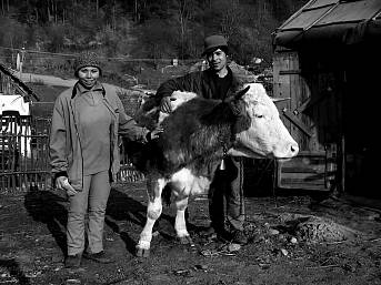 Lenuta und Silviu H. mit ihrer Kuh neben dem neu gebauten Stall